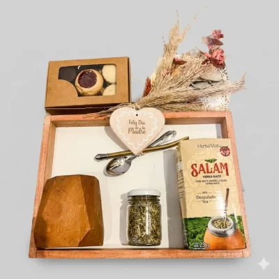 Box Matero con Bandeja Criollo – Un regalo único con yerba mate premium, bombilla, galletitas caseras y detalles artesanales para celebrar con lo más auténtico de nuestra tradición.