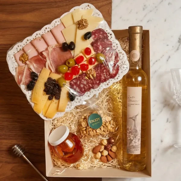 picada gourmet con vino para compartir