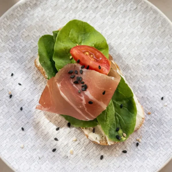 Perfectas para recepciones o catering liviano. Incluye variedad de sabores: caprese, jamón crudo y rúcula, crema de queso con nuez y más.