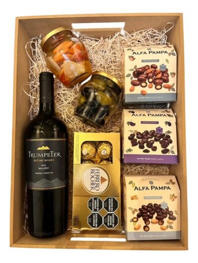 caja navideña premium con 7 productos de calidad, dulce, bombones salado y bebida.