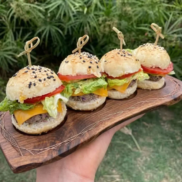 mini hamburguesas gourmet con pan casero, carne seleccionada y toppings frescos. Listas para disfrutar.