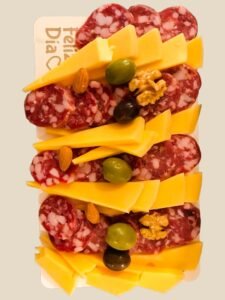 Una deliciosa tabla individual de picada gourmet con selección de sabores premium: salame tipo campo, queso estacionado, aceitunas, nueces y almendras. Ideal para eventos, reuniones laborales o regalos personales.