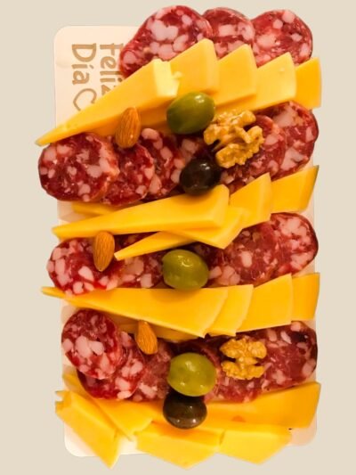 Una deliciosa tabla individual de picada gourmet con selección de sabores premium: salame tipo campo, queso estacionado, aceitunas, nueces y almendras. Ideal para eventos, reuniones laborales o regalos personales.