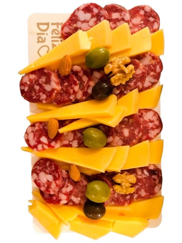 picada-clásica-individual-76 Una deliciosa tabla individual de picada gourmet con selección de sabores premium: salame tipo campo, queso estacionado, aceitunas, nueces y almendras. Ideal para eventos, reuniones laborales o regalos personales.