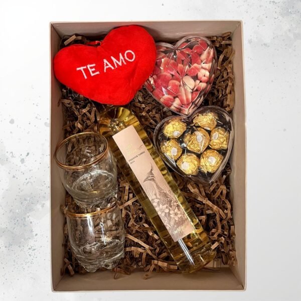 BOX-ROMÁNTICO-CON-VINO-SAN VALENTÍN-caja-abierta-vista-completa El Box Romántico con Vino es una experiencia pensada para compartir: una combinación elegante de vino, chocolates y detalles románticos que transforman cualquier momento en un recuerdo inolvidable.
