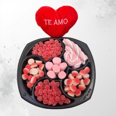 Regalo San Valentín – Bandeja Dulce con Golosinas Gomitas, marshmallows y detalle “Te Amo”. Ideal como regalo económico o complemento.
