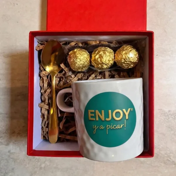 box ejecutivo corporativo con taza con logo de empresa y chocolates