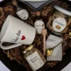 Box corazón de desayuno de Enjoy con taza personalizada con la frase feliz día, miel y cookies.