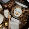 Frasco de vidrio con cookies con chips de chocolate, miel natural y tomamiel de madera en box de regalo.