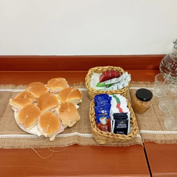 Variedad de pastelería artesanal para eventos con platos de alfajorcitos de maicena, medialunas y masas secas.