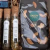 Tableta de chocolate artesanal con castañas de cajú y frutos secos sobre cama de viruta en box de regalo.