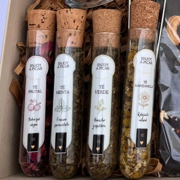 Detalle de envase de vidrio con blend de té en hebras y cuchara metálica dorada de Enjoy.