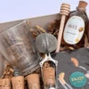 Detalle de taza de cristal transparente con infusor de tela y tomamiel de madera en caja de regalo de Enjoy.