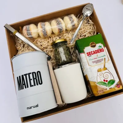 Box matero de regalo con mate térmico de acero blanco, lata yerbera, paquete de yerba secadero y alfajores de maicena.