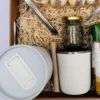 Detalle de mate de acero blanco de doble pared y lata yerbera metálica con pico vertedor.