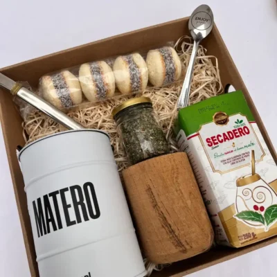 Box matero de regalo con mate de madera, lata yerbera, paquete de yerba y alfajores de maicena.
