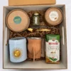 Vista cenital de box tradicional argentino con set de mate en cuero, pote de dulce de leche y yerba secadero.