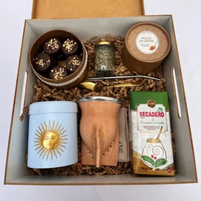 Box matero de regalo en caja de madera con mate de cuero, yerbero Sol de Mayo, alfajores de chocolate y dulce de leche.