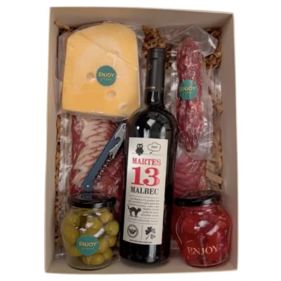 Contenido real del Box Vinoteca Premium de Enjoy y a picar con vino Malbec, fiambres artesanales al vacío y frascos de conservas.