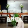 Montaje integral de mesas gastronómicas y vajilla completa para eventos de Enjoy y a picar.
