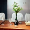 Mesa de comensales armada con plato principal, copa de vidrio y servilleta para banquete.