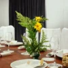 Disposición de cubiertos y cristalería para cena elegante en evento organizado por Enjoy.