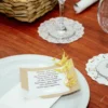 Mesa de comensales armada con plato principal, copa de vidrio y servilleta para banquete.