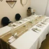 Montaje integral de mesas gastronómicas y vajilla completa para eventos de Enjoy y a picar.