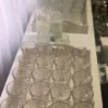 Disposición de cubiertos y cristalería para cena elegante en evento organizado por Enjoy.