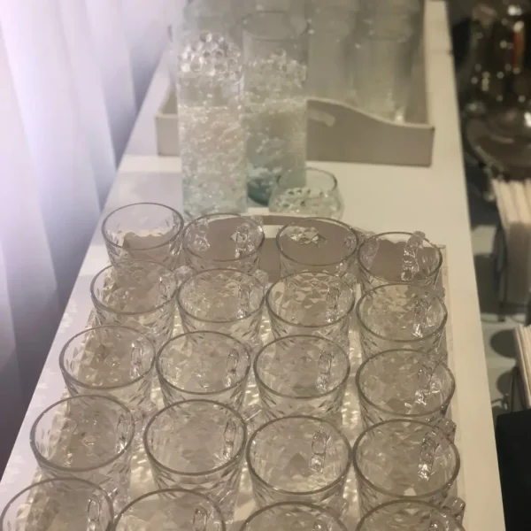 Disposición de cubiertos y cristalería para cena elegante en evento organizado por Enjoy.
