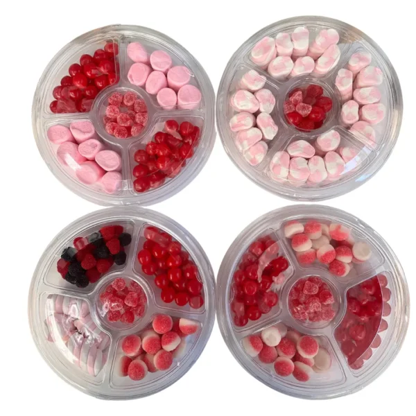 Cuatro variedades de bandejas redondas con divisiones repletas de gomitas, moritas y malvaviscos en tonos rosa y rojo de Enjoy y a Picar.