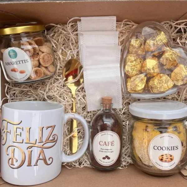 box-desayuno-dia-de-la-madre-detalle-dulzuras-cafe-dulces-taza-cuchara-filtros Detalle del box con taza, cucharita dorada, sobres filtro y dulzuras del Día de la Madre.