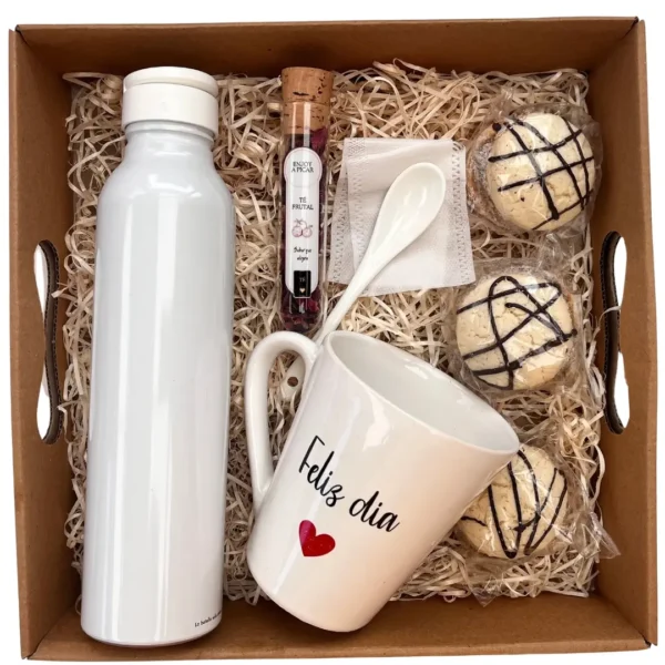 Set de regalo Día de la Madre con botella térmica blanca, taza Feliz Día, tubo de té frutal Enjoy y alfajorcitos artesanales con chocolate.