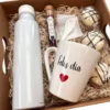 Vista cenital del box Día de la Madre con botella térmica, taza y té frutal Enjoy y a Picar.