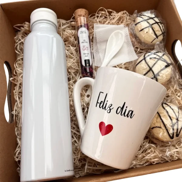 Vista cenital del box Día de la Madre con botella térmica, taza y té frutal Enjoy y a Picar.