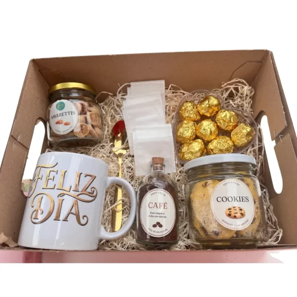 Set de regalo Día de la Madre con taza Feliz Día en dorado, cuchara gold, frascos de café, amarettis, cookies y corazón de bombones Enjoy a Picar.