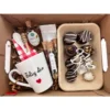 Set de regalo Día de la Madre con taza Feliz Día, frasco de miel con cuchara de madera, tubos de té en hebras y bandeja de alfajorcitos de chocolate Enjoy a Picar.
