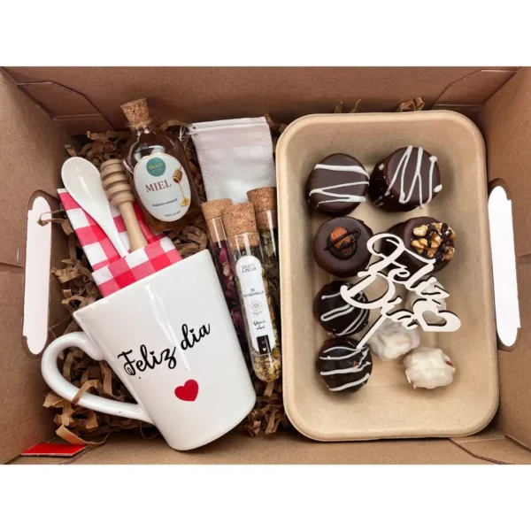 Set de regalo Día de la Madre con taza Feliz Día, frasco de miel con cuchara de madera, tubos de té en hebras y bandeja de alfajorcitos de chocolate Enjoy a Picar.