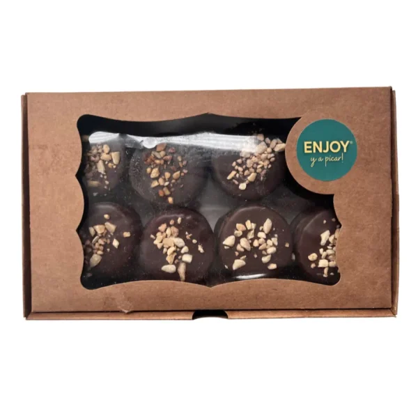 Caja kraft con visor transparente y sticker verde Enjoy y a Picar con 8 alfajores artesanales de chocolate.