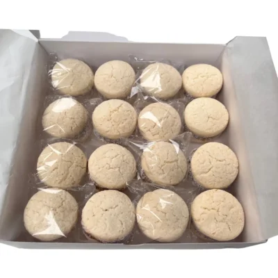 caja-alfajores-de-maicena-artesanales-x16-enjoy Caja abierta con 16 alfajores de maicena artesanales envasados individualmente con abundante dulce de leche y coco rallado de Enjoy y a Picar.