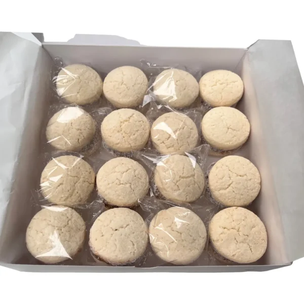 Caja abierta con 16 alfajores de maicena artesanales envasados individualmente con abundante dulce de leche y coco rallado de Enjoy y a Picar.