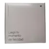 Tapa de caja de regalo minimalista con detalle de corazón y frase Llegó tu momento de felicidad.