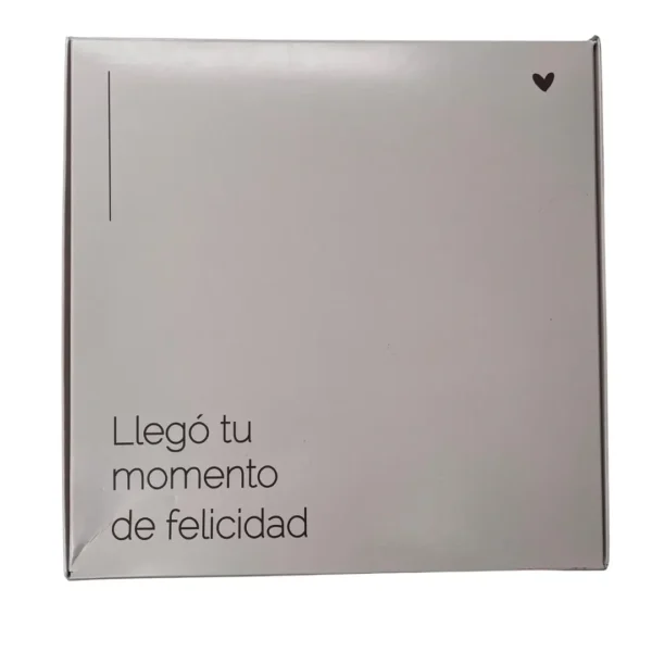 Tapa de caja de regalo minimalista con detalle de corazón y frase Llegó tu momento de felicidad.