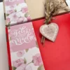 cajas-de-regalo-dia-de-la-madre-faja-floral Cajas rígidas kraft y roja con faja botánica Feliz Día de la Madre y detalle de espigas con corazón.
