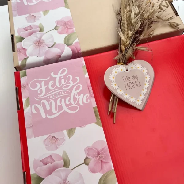 cajas-de-regalo-dia-de-la-madre-faja-floral Cajas rígidas kraft y roja con faja botánica Feliz Día de la Madre y detalle de espigas con corazón.